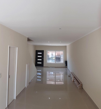 Casa Triplex · 155m² · 5 Ambientes · 1 Cochera