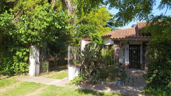Terreno con Edificación en Paso del Rey · 120m²