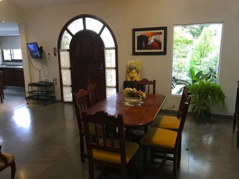 Casa De Estilo Colonial de 8 ambientes - 300 m²