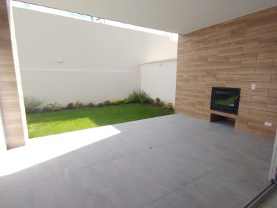 Espacioso Departamento en Cumbayá con Jardín Privado